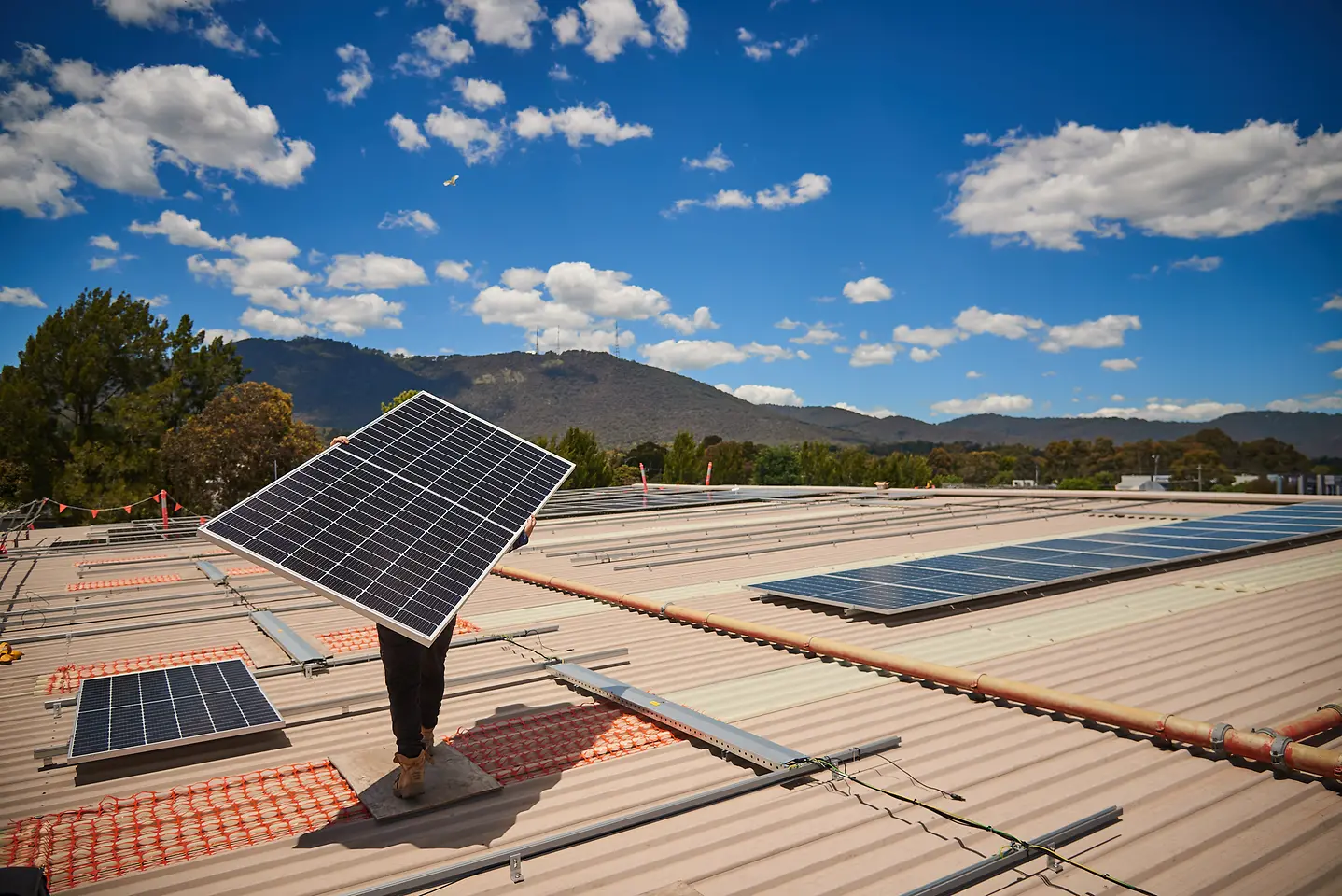 Adhesive Technologies production sites in Henkel Australia have installed solar panels to produce renewable electricity onsite. 