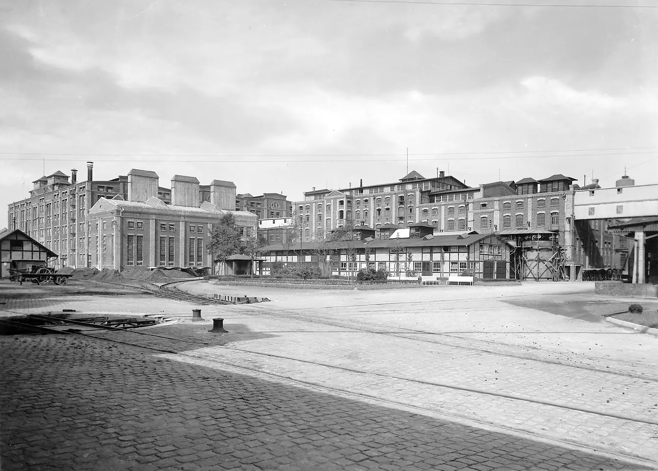 
With the construction and start-up of its own adhesives factory in Düsseldorf, Henkel began selling adhesive products on June 26, 1923.