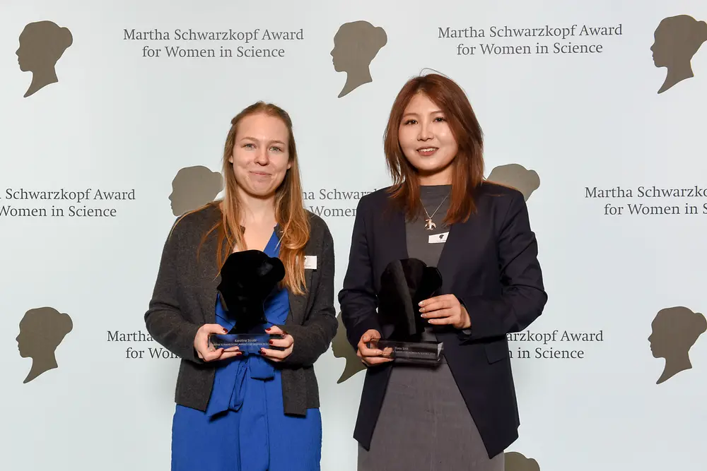 Zwei Frauen bei Awardverleihung 